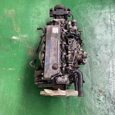 Un bon prix. Un moteur diesel d'occasion pour les camions Isuzu en ligne